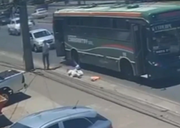 Mujer muere tras caer de un bus en San Lorenzo