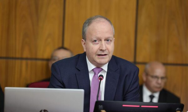 Ministro de Economía premiado pero el paraguayo está en informconf, critican