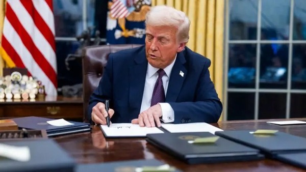Segundo día de Trump tras una avalancha de decretos presidenciales - .::Agencia IP::.