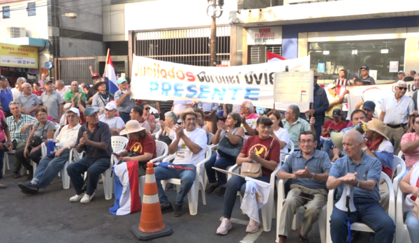 Jubilados y asegurados del IPS se manifiestan exigiendo una remuneración digna - trece