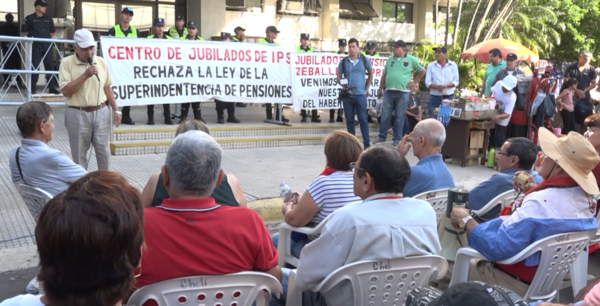 Jubilados y asegurados del IPS se manifiestan buscando varias reivindicaciones - Unicanal