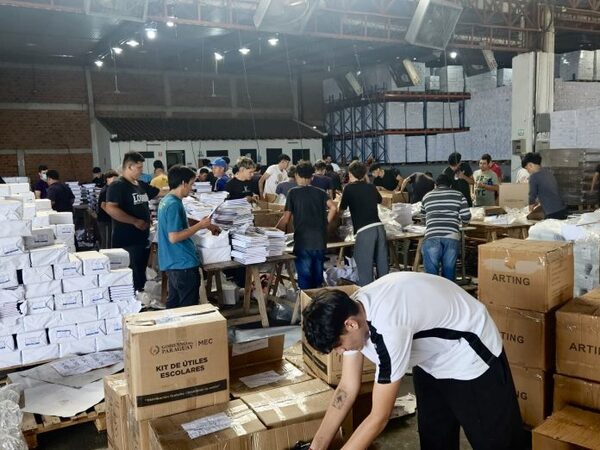 Comienza el embalaje de los kits escolares 2025 para más de 1.4 millones de estudiantes - El Trueno
