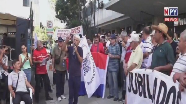 Jubilados de IPS exigen reajustes en el haber jubilatorio
