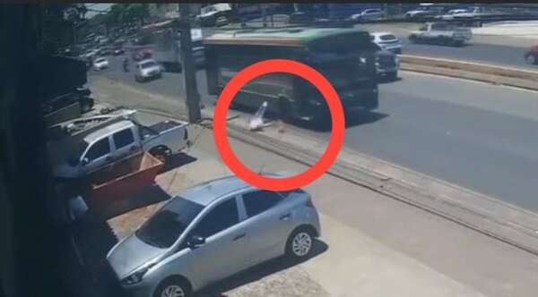 Mujer que murió al caer del colectivo fue víctima de robo y buscan a vendedor ambulante - Noticiero Paraguay