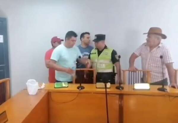 Vaquería: concejales municipales se disputan el poder a trompadas - Nacionales - ABC Color