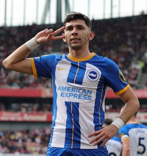 El delantero paraguayo Julio Enciso seguirá en la Premier League - Unicanal