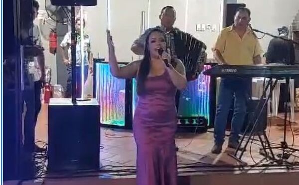 (VIDEO) Periodista demostró su talento como cantante en una fiesta