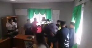 (VIDEO). Concejales de Vaquería se trenzaron a golpes en plena sesión