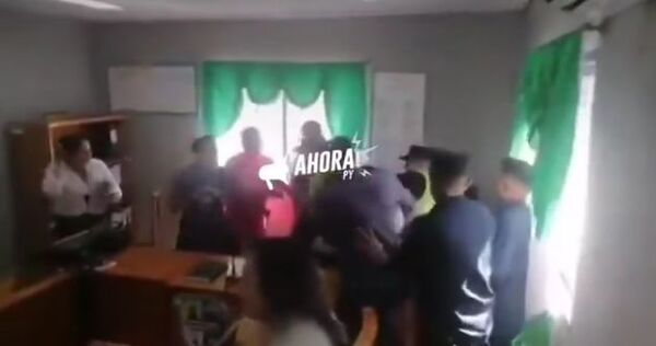 (VIDEO). Concejales de Vaquería se trenzaron a golpes en plena sesión