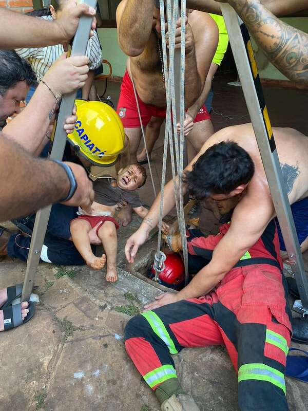 Milagroso rescate en Capiatá: niño y hombre sobreviven tras caer en pozo de 25 metros - Nacionales - ABC Color