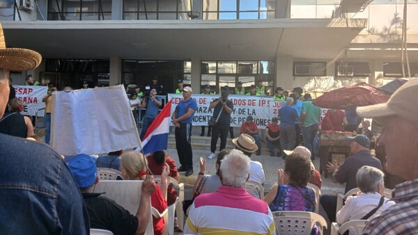Jubilados exigen reajuste de haberes y denuncian inequidad