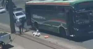 La Nación / Investigan caso de mujer que murió tras caer de un bus