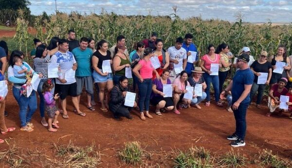 Amplio reconocimiento a intendente de Minga Porã tras entregar documentos de terrenos a 33 familias – Diario TNPRESS