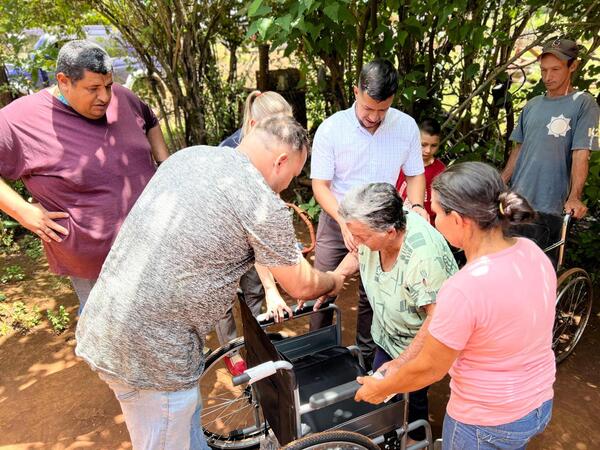 Abuelita de casi 100 años recibe emotivo gesto de solidaridad de la Junta Municipal de Encarnación