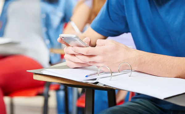 Diputado defiende proyecto que prohíbe uso de celulares en aulas
