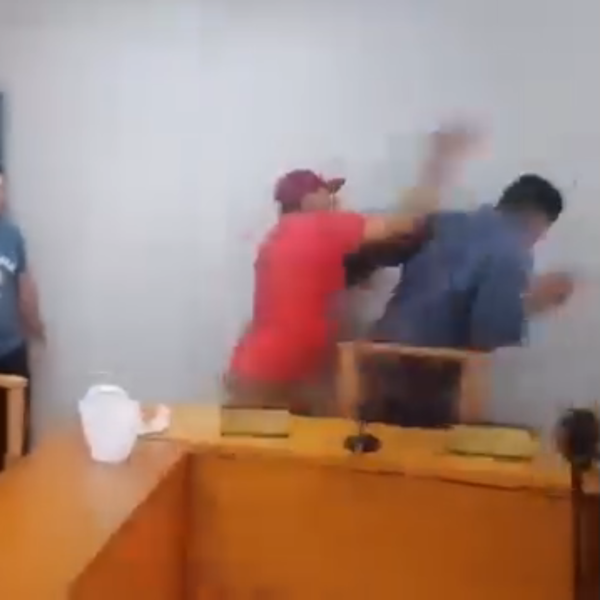 CONCEJALES CON EDUCACIÓN LIMITADA SE AGARRAN A LOS GOLPES