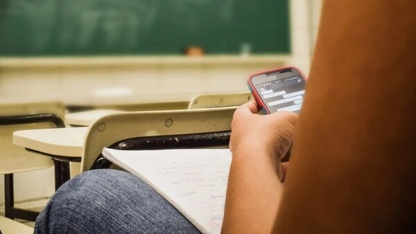 EL MEC ve favorable la regulación del uso de celulares en las aulas