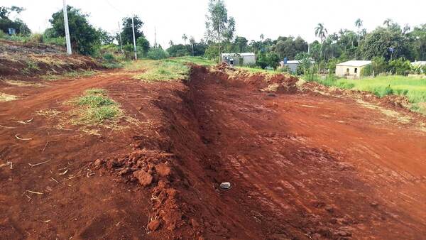 Denuncian extracción irregular de tierra en camino vecinal en el km 10 Monday - La Clave