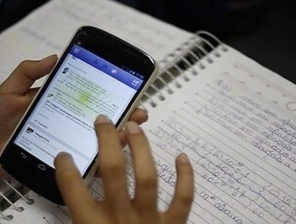 Critican ley que regula uso de celulares en escuelas: "los smartphones no son para niños" · Radio Monumental 1080 AM
