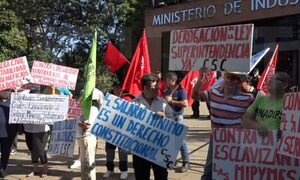 Corriente Sindical Clasista protesta frente al MIC tras declaraciones del ministro Giménez