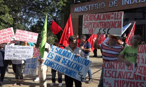 Corriente Sindical Clasista protesta frente al MIC tras declaraciones del ministro Giménez