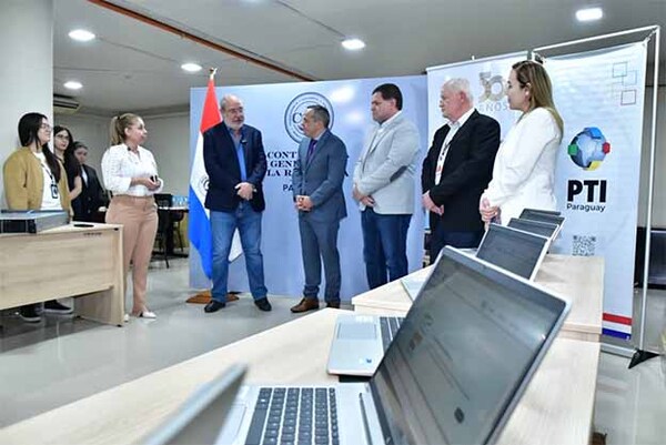 Itaipú entregó 250 notebooks a la Contraloría para fortalecer el Portal Ñangareko y monitoreo del FONAE | DIARIO PRIMERA PLANA