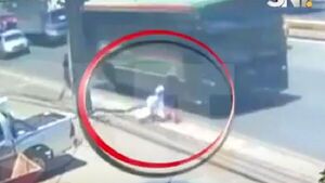 Mujer fallece tras caer de un bus mientras perseguía a un ladrón - SNT