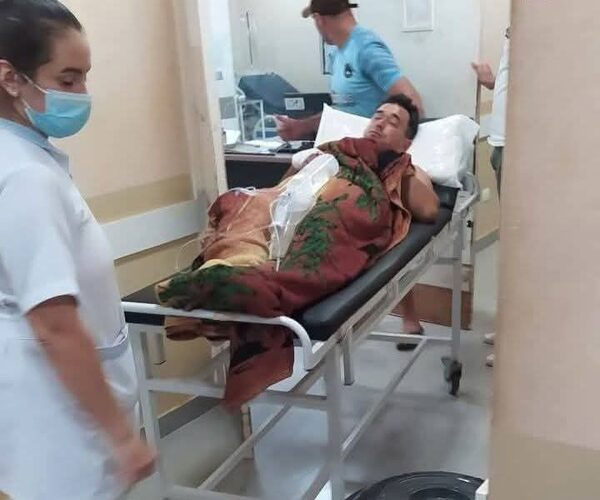 ¡Haijuepete! Se fue de farra, volvió tarde y su pareja lo recibe con una punalada
