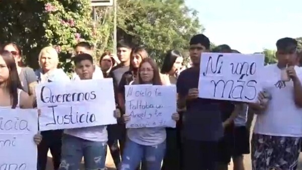Familiares del adolescente baleado tras presunto asalto se manifiestan en J. Augusto Saldívar