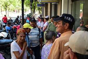 Abuelitos fueron a cobrar pese al calor, pero fue en vano: este fue el motivo - Economía - ABC Color