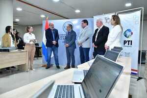 Contraloría recibe 250 notebooks para mejorar la fiscalización del FONAE - ADN Digital