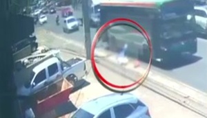 Mujer pierde la vida tras caer de un bus mientras perseguía a un ladrón - SNT
