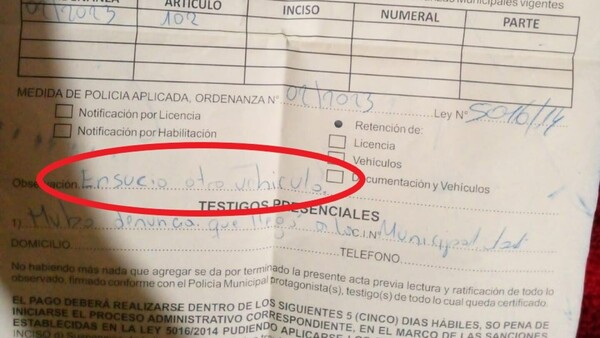 Multan a conductor por ensuciar vehículo ajeno