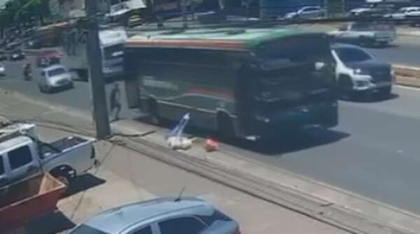 AUDIO: Dinatran abrió sumario a empresa cuyo bus arrolló a una mujer tras ser asaltada - Periodísticamente - ABC Color