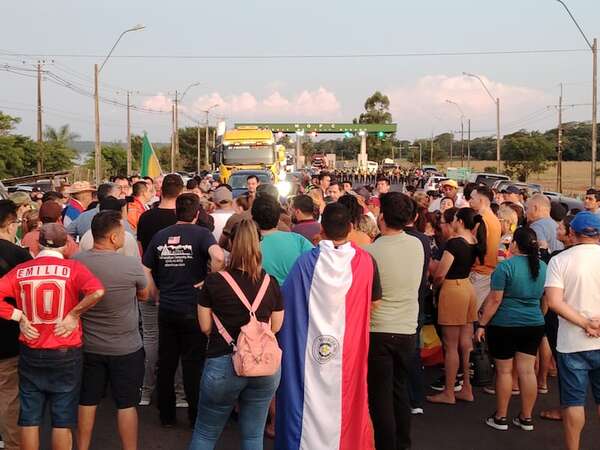Volverán a manifestarse en Coronel Bogado ante incumplimiento del plazo del MOPC para trasladar el peaje - Nacionales - ABC Color