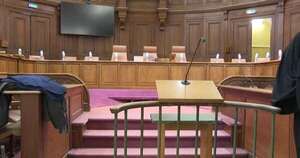La Nación / Francia: juzgan a mujer que mató de hambre a su hija de 13 años