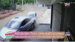 (VIDEO). Manejaba tatare y chocó contra un auto estacionado