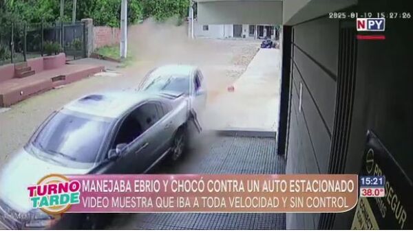 (VIDEO). Manejaba tatare y chocó contra un auto estacionado