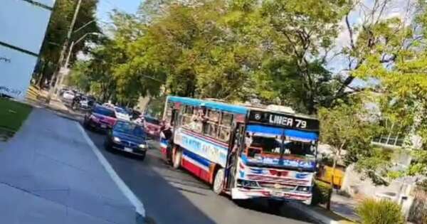 La Nación / Bus chocó vehículos y los hinchas que iban dentro amenazaron de muerte a conductores