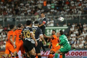 Versus / ¡Roque Santa Cruz y una dura estocada a Olimpia!