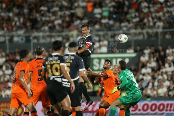 Versus / ¡Roque Santa Cruz y una dura estocada a Olimpia!