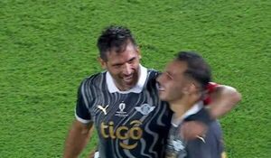 (VIDEO) A estadio lleno y con 43 años, Roque le hace un gol a Olimpia