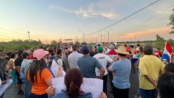 MOPC arranca bacheo en Puente Remanso, mientras pobladores se manifiestan para mudar peajes