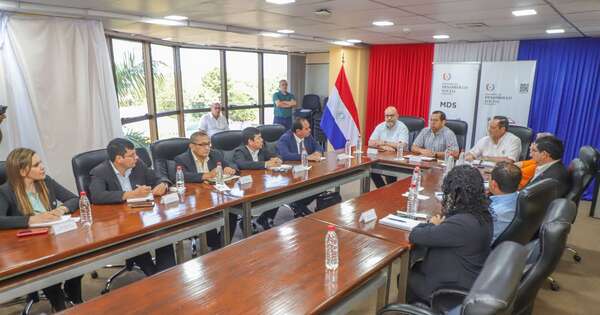 La Nación / Tadeo Rojas destacó el rol clave de directores para el éxito del Programa Hambre Cero