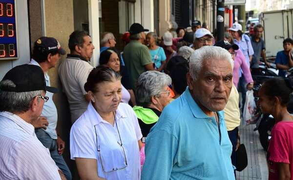 Una mañana de angustia pasaron los abuelitos ayer - Economía - ABC Color