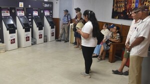 Inhumano trato del MEF a abuelitos que esperaban cobrar