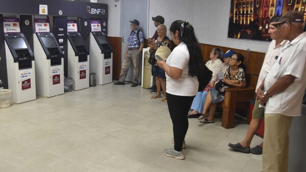 Inhumano trato del MEF a abuelitos que esperaban cobrar
