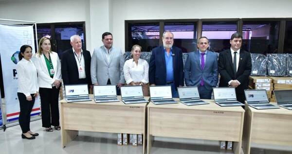 ITAIPU entregó 250 notebooks a la Contraloría para fortalecer el Portal Ñangareko y monitoreo del FONAE
