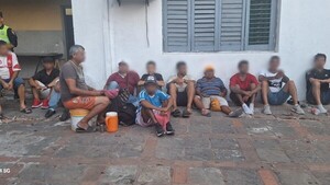 Policía demora a doce cuidacoches en la previa al partido entre Olimpia y Libertad