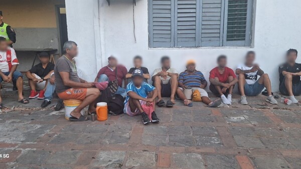 Policía demora a doce cuidacoches en la previa al partido entre Olimpia y Libertad